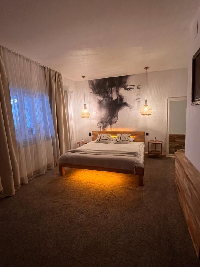 Shard Boutique Hotel-Adult Only Brasov Bagian luar foto