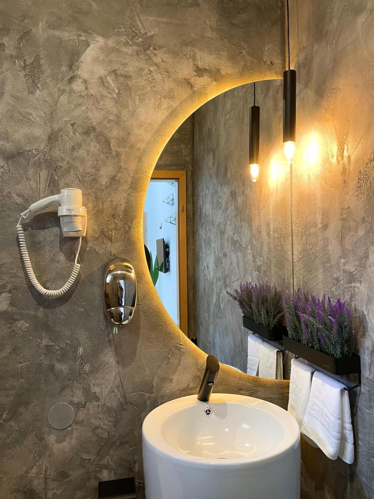 Shard Boutique Hotel-Adult Only Brasov Bagian luar foto
